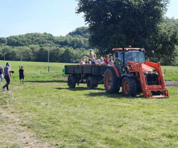 Aktuality / Stavanie mája a podujatie Kravky na pašu s Farma Krnišov - foto