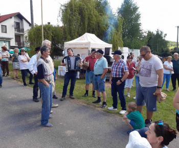 Aktuality / Stavanie mája a podujatie Kravky na pašu s Farma Krnišov - foto