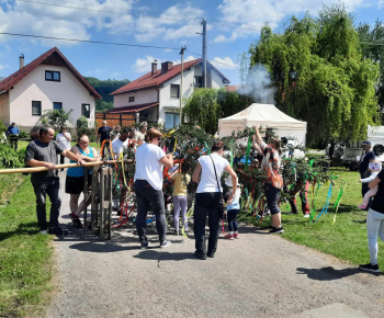 Aktuality / Stavanie mája a podujatie Kravky na pašu s Farma Krnišov - foto