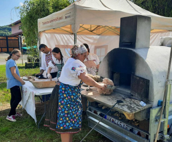 Aktuality / Stavanie mája a podujatie Kravky na pašu s Farma Krnišov - foto