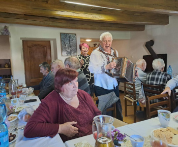 Aktuality / Október je mesiacom úcty k starším.  - foto