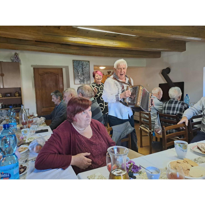 OKTÓBER JE MESIACOM ÚCTY K STARŠÍM